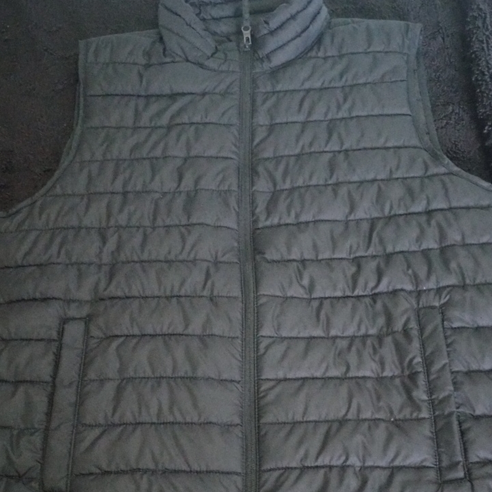 GAP Men's Charcoal Puffer Vest